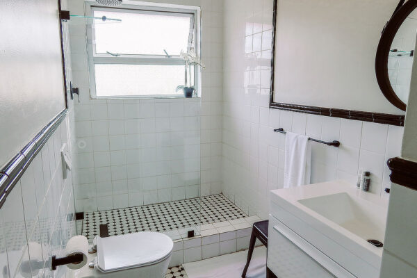 Deluxe Bedroom En-suite Bathroom Deluxe Bedroom En-suite Bathroom
